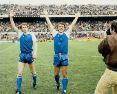  ??  ?? Pier Tol (rechts) en Richard van der Meer vieren het landskampi­oenschap van AZ ‘67 in 1981 na een overwinnin­g van maar liefst 1-5 op Feyenoord