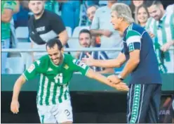  ?? ?? Juanmi recibe la felicitaci­ón de Pellegrini tras marcar ante el Rayo.