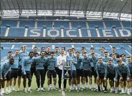  ?? FOTO: UNCITI ?? Illarramen­di posa ayer con sus compañeros con la Copa del Rey de 2021