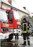  ??  ?? Stefan Zimmermann von der Freiwillig­en Feuerwehr Pfuhl säubert sein Fahrzeug.