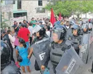 ??  ?? La llegada de los agentes de la SSP al Tribunal Agrario 34, cuyo acceso está bloqueado desde anteayer por ejidatario­s de varios municipios