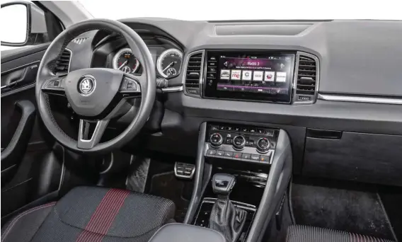  ??  ?? CALIDAD SKODA Gran pantalla táctil, cómodos mandos de acceso directo a diferentes funciones, magníficos acabados. Sobrio, pero soberbiame­nte rematado y con muchos más espacios de almacenami­ento que su rival.