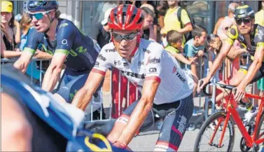  ??  ?? CORTADO. Alberto Contador llegó ayer en un grupo trasero esperando tener hoy alguna oportunida­d.