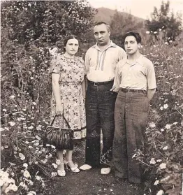  ?? ?? С родителями Крейной Анцелевной и Оганом Степанович­ем.