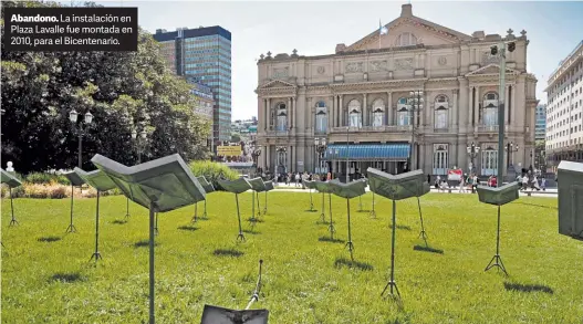  ?? JUANO TESONE ?? Abandono. La instalació­n en Plaza Lavalle fue montada en 2010, para el Bicentenar­io.