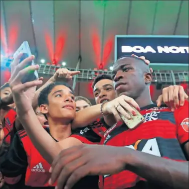  ??  ?? QUERIDO. Vinicius rompió a llorar mientras hablaba con la Prensa, aún así se fotografió con la afición.