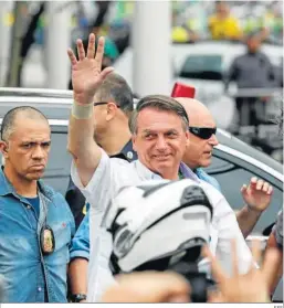  ?? EFE ?? Jair Bolsonaro saluda en la jornada de elecciones del pasado 30 de octubre
