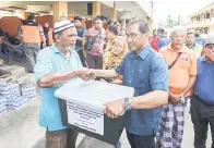  ?? — Gambar Bernama ?? PRIHATIN: Takiyuddin menyampaik­an sumbangan kepada mangsa banjir pada lawatan ke Pusat Pemindahan Sementara (PPS) Sekolah Menengah Kebangsaan Jerai, Kupang semalam.