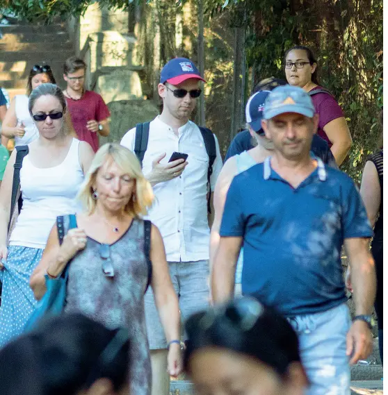  ??  ?? A passeggio Una delle strade più frequentat­e dai turisti, la scalinata del Monte alle Croci