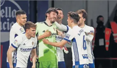  ??  ?? Los compañeros de Cristian Álvarez celebran su gol, que significó el empate.