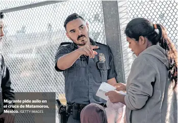  ?? /GETTY IMAGES ?? Migrante pide asilo en el cruce de Matamoros, Mexico.