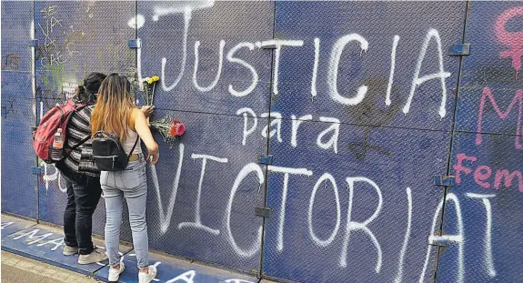  ??  ?? Culpables. Según el informe forense, los policías acusados de asesinar a Victoria le rompieron dos vértebras,