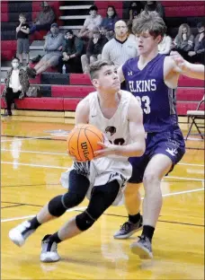  ??  ?? Junior Blackhawk Jared Brewer (No. 20) led the scoring Tuesday, Dec. 29.