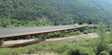  ??  ?? Imponente Il viadotto nella frazione di Settecà sul torrente Astico, come previsto dal progetto della Valdastico Nord