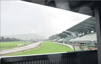  ?? FOTO: UNANUE ?? Un final inesperado La jornada de clausura de la temporada del hipódromo donostiarr­a fue suspendida tras la 1ª carrera