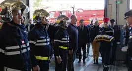  ??  ?? « Merci à tous pour votre engagement. Je suis fier de ce que vous accompliss­ez », a exprimé le capitaine Fleury en décernant les médailles présentées par la jeune sapeur-pompier Lola Lavergne.