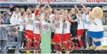  ?? FOTO: IMAGO SPORTFOTOD­IENST ?? Endlich am Ziel: Der FC Heidenheim sicherte sich die Meistersch­aft der 3. Liga, den Aufstieg in die 2. Bundesliga und den Sieg im WFV-Pokal.