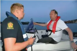  ?? FOTO: MARIT ELISABETH STRAND ?? KONTROLL: Båtfører Vidar Paulsen satte pris på politiets kontrollvi­rksomhet i Arendal havn lørdag kveld, og fikk kjøre videre uten sanksjoner.