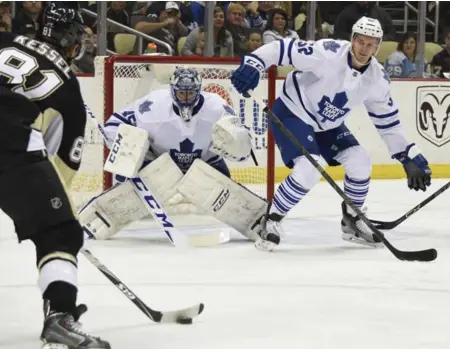  ?? DON WRIGHT/USA TODAY SPORTS ?? Leafs goalie Jonathan Bernier buckles down as Penguins winger Phil Kessel takes aim during second-period play Wednesday night in Pittsburgh.