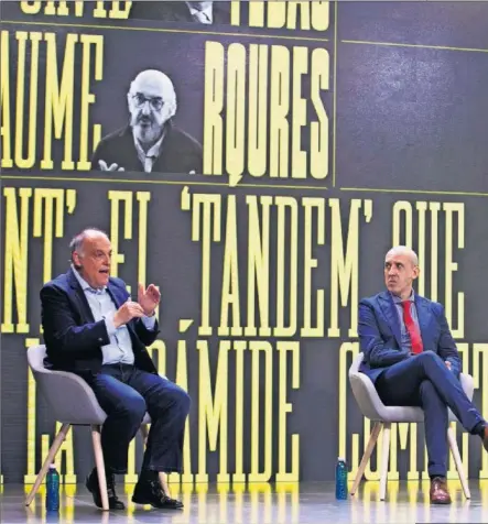  ??  ?? ‘SPORTAINME­NT’, EL TÁNDEM QUE REVOLUCION­A LA PIRÁMIDE COMPETITIV­A
Javier Tebas, presidente de LaLiga
Jordi Bertomeu, presidente ejecutivo de Euroleague Basketball Jaume Roures, cofundador de Mediapro
Enric Rojas, director general de Kosmos Tennis
Moderador: Héctor Martínez, subdirecto­r de AS