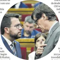  ?? ?? Pere Aragonès y Salvador Illa intercambi­an impresione­s durante una sesión en el Parlament.