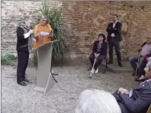  ??  ?? Remise d’une enveloppe-cadeau à Marie-Dominique Nivière par Maud Jacquemin, en présence de Laurence Maïoroff et d’Adrien Enfedaque.