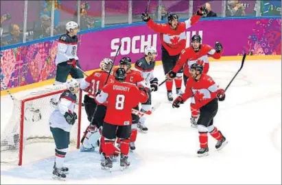  ?? JULIAN FINNEY / GETTY IMAGES ?? La selección canadiense de hockey sobre hielo celebrando el gol que le dio el pase a la final de mañana