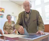  ?? GUILLAUME SOUVANT, AFP/GETTY IMAGES ?? Old guard meets the new: Former French president Valéry Giscard d’Estaing, 91, and his wife, Anne-Aymone, vote Sunday. D’Estaing led France from 1974 to 1981.