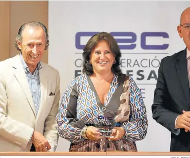  ?? MANUEL ARANDA ?? Esperanza Fitz junto al vicepresid­ente primero de Diputación (i) y el presidente de la CEC(D).