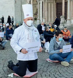  ?? (Pretto/Ansa) ?? Disperati
Chef e titolari di ristoranti ieri sono scesi in piazza Duomo