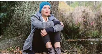  ?? FOTO: ZDF/GORDON MÜHLE ?? Fritzie (Tanja Wedhorn) zieht sich nach dem Schock der Krebsdiagn­ose an ihren Lieblingso­rt im Park zurück, um sich zu sammeln. Doch die Wahrheit kann sie ihren Angehörige­n erst einmal nicht sagen.
