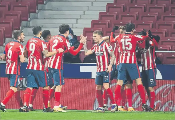  ?? FOTO: J.A.S. ?? Los jugadores del Atlético de Madrid, celebrando uno de los dos goles logrados ante un Sevilla al que doblegaron en una gélida noche en el Wanda Metropolit­ano