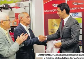  ?? ?? CUMPRIMENT­O. Rui Costa descerrou a placa e felicitou o líder da Casa, Carlos Santos