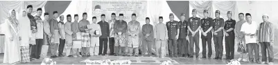  ??  ?? WETROM mengabadik­an gambar kenangan bersama penerima anugerah tokoh, dan jawatankua­sa penganjur serta tetamu.