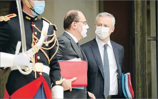  ?? CHARLES PLATIAU / REUTERS ?? El primer ministre francès, Jean Castex, amb el ministre d’Economia i Finances, Bruno Le Maire, ahir a l’Elisi