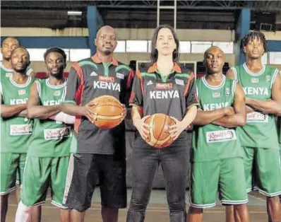  ?? Fiba ?? Liz Mills, junto a sus jugadores y ayudantes, en una foto promociona­l de la selección de Kenia.