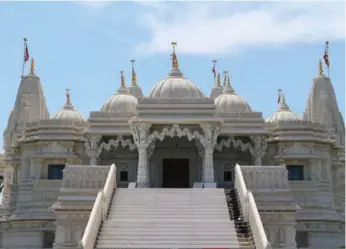  ?? AMY PATAKI/TORONTO STAR ?? The carved stone BAPS Shri Swaminaray­an Mandir Hindu temple sits just metres from busy Hwy. 427.