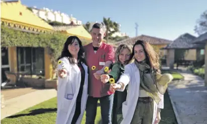  ?? Fotos: Hospizstit­ung Cudeca ?? Eines der Cudeca-Teams: Virginia Peralta (Psychologi­n), José Luis Domínguez (Pfleger), Noelia Morgado (Krankensch­wester) und Irene Peregrin (Ärztin) (v.l.n.r.).