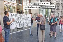  ??  ?? Prolaznici u Knez Mihailovoj zastajali u čudu