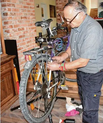  ?? Foto: Filippa Mörz ?? Johann Meier kennt sich aus: er hat schon viele Fahrräder repariert. Im Wertinger Jugendhaus macht er „Dienst“im Repaircafé, das schon fünfmal stattgefun­den hat.