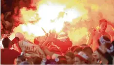  ?? Foto: Witters ?? Bilder, die den 1. FC Köln teuer zu stehen kommen. Kölner Fans hantieren mit Ben galos. Die Uefa hat die Ermittlung­en aufgenomme­n.