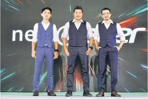  ??  ?? Mr Chiang (centre) with Mr Nitipat (right) and Mr Supong at the announceme­nt for Acer Thailand’s business strategy.