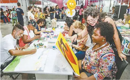  ??  ?? Cerca de 20 mil pessoas estão participan­do do evento, com 300 técnicas de artesanato diferentes