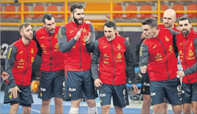  ??  ?? Gómez, Guardiola, Marchán, Ariño, Figueras, Cañellas y Solé, en la imagen, celebran una de las victorias que ha colocado a España en los cuartos de final.