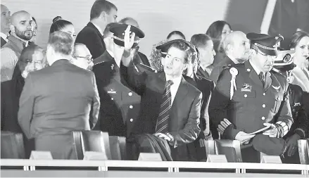  ??  ?? El Presidente Enrique Peña Nieto saluda a los asistentes al Campo Marte antes de la entrega de premios.