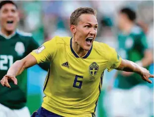  ?? Hector Retanal/afp ?? O sueco Ludwig Augustinss­on comemora o primeiro gol, na vitória de ontem por 3 a 0 sobre o México, que garantiu a classifica­ção para as oitavas de final