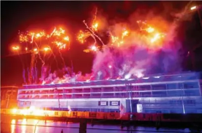  ?? FOTO RAYMOND LEMMENS ?? De reacties op het eerste geluidsarm­e vuurwerk bij de opening van Hasselt kermis waren verdeeld.