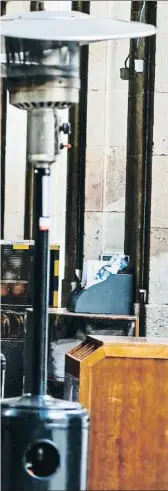  ?? ÀLEX GARCIA ?? En espera dels clients. Un treballado­r en una terrassa de la plaça
Reial de Barcelona, una zona castigada per l’absència de visitants