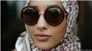  ??  ?? H&M-Model mit Hidschab: Auch internatio­nale Ketten investiere­n in den arabischen Modemarkt