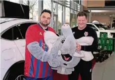  ?? FOTO: T. LAMMERTZ ?? Andreas Bosheck (re.) überreicht­e gestern den im deutschen Fußball bestens bekannte Grotifante­n-Kopf an seinen Nachfolger Patrick Dietzsch.